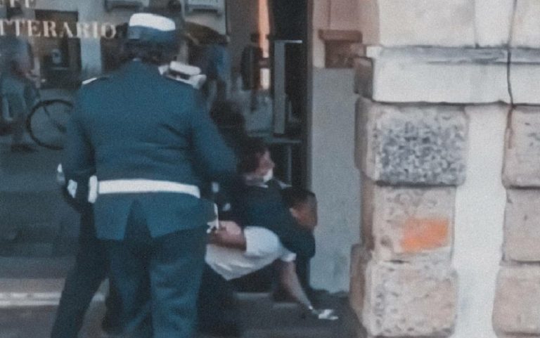 Polizia Manicipale blocca a terra ragazzo straniero a Padova