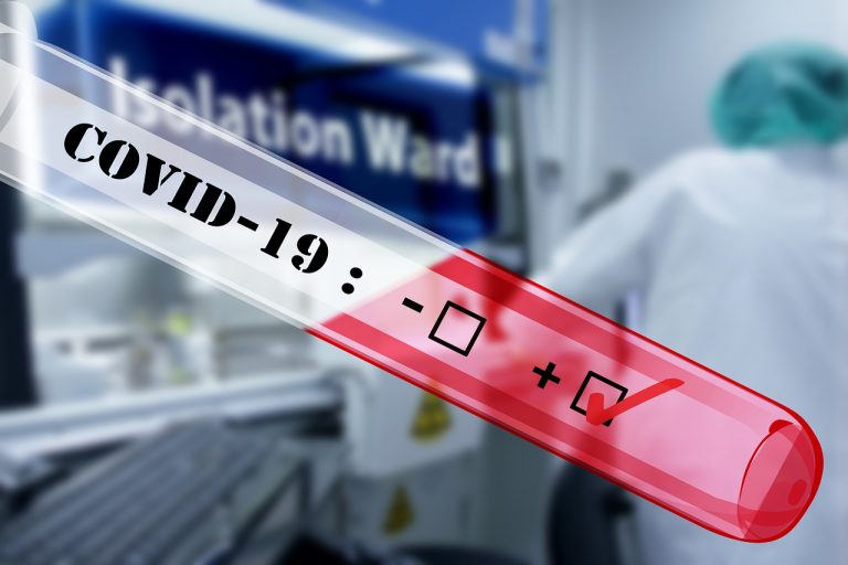 Covid, è positivo ma esce per andare dal giornalaio: processato