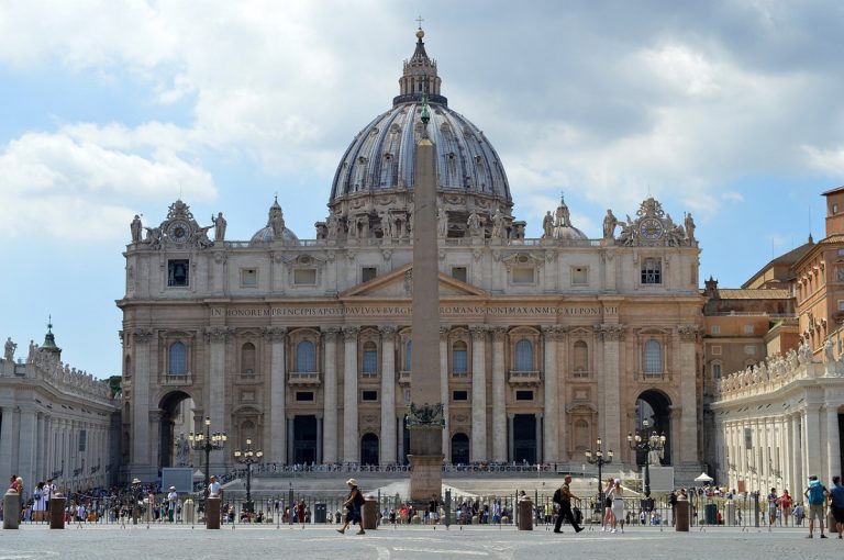 Report, dal Vaticano finanziamenti a società per produrre pillola del giorno dopo
