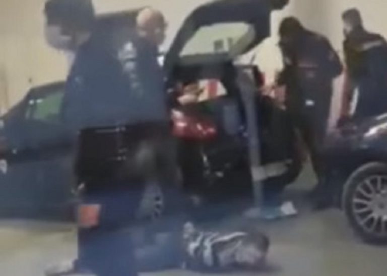 Un frame del video della rissa