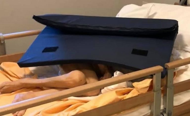 Torino, 90enne legato a chiave al letto di un Rsa: la denuncia della nuora e medico personale