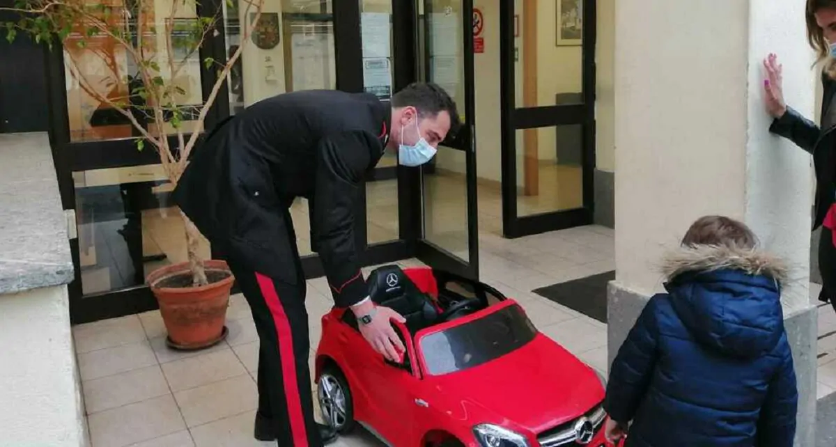 Ruba l'auto elettrica giocattolo a bimbo, un uomo denunciato dai carabinieri