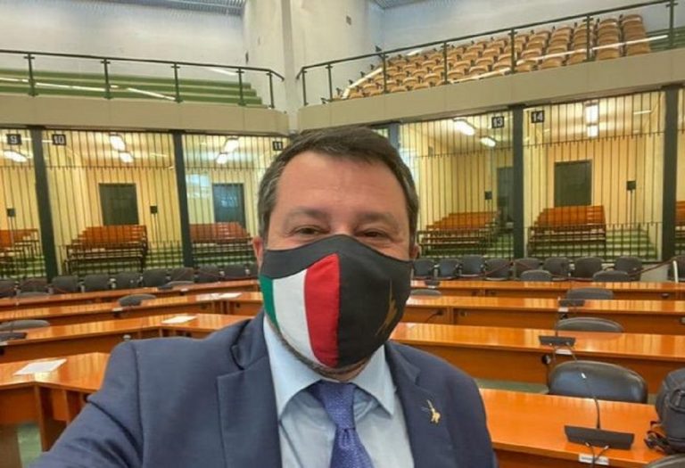 Matteo Salvini in aula a Palermo dopo il rinvio a giudizio