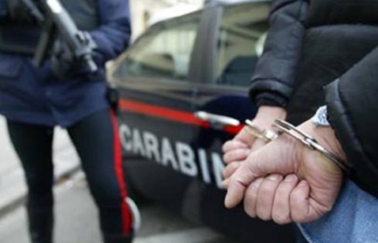 Sequestra e minaccia i figli