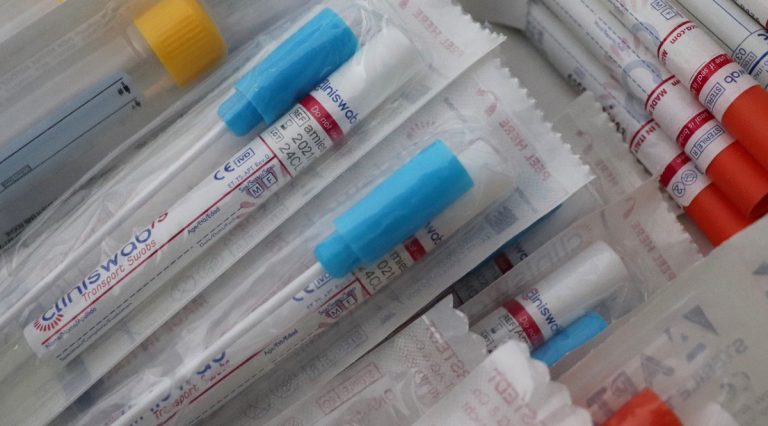 Fa il tampone al posto della madre