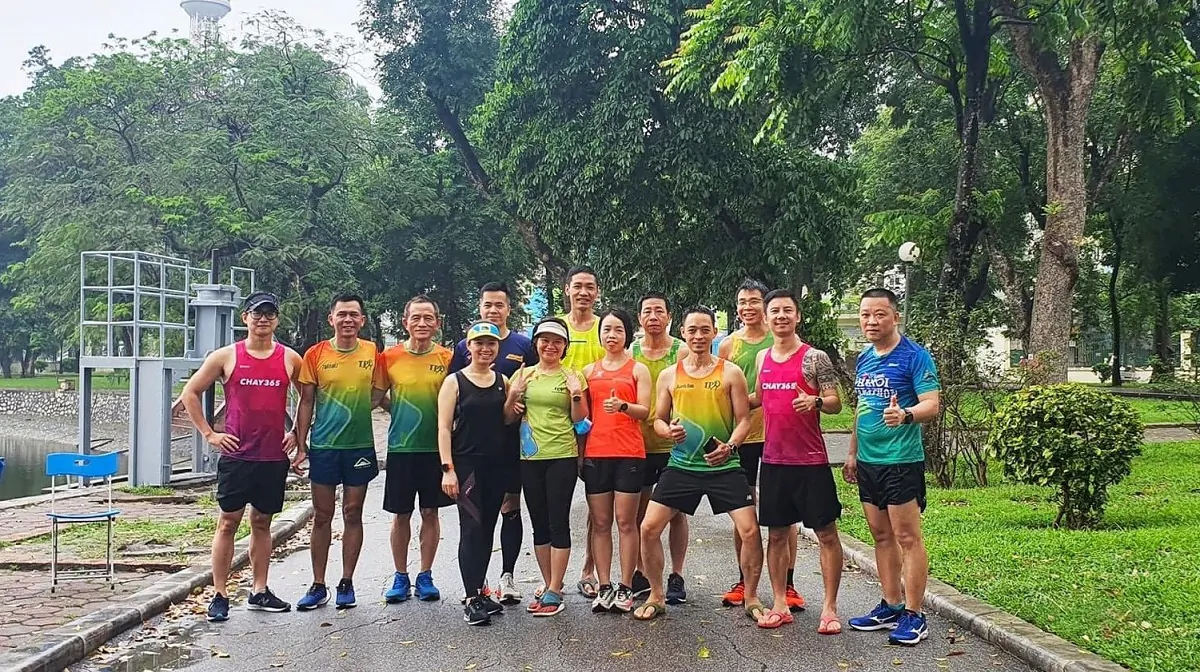 Un gruppo di runner vietnamiti in un parco