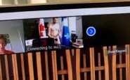 Dimentica la webcam accesa e si mostra nudo