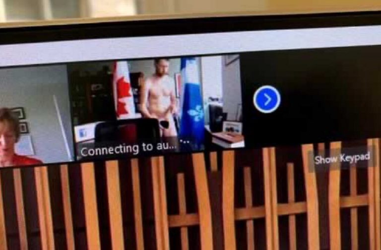 Dimentica la webcam accesa e si mostra nudo