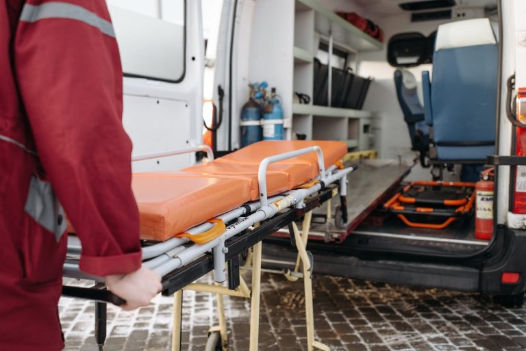 Tragedia a Deruta: muore folgorato davanti al padre