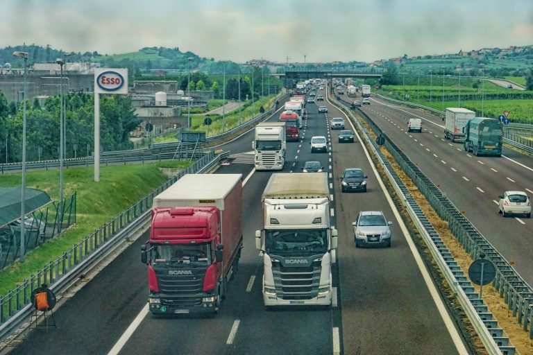 Anziano a piedi in tangenziale: ucciso da un camion