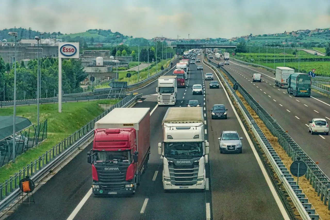 Anziano a piedi in tangenziale: ucciso da un camion