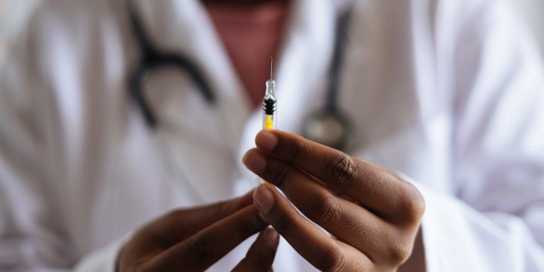 Astrazeneca sospeso per militari e Forze dell'Ordine