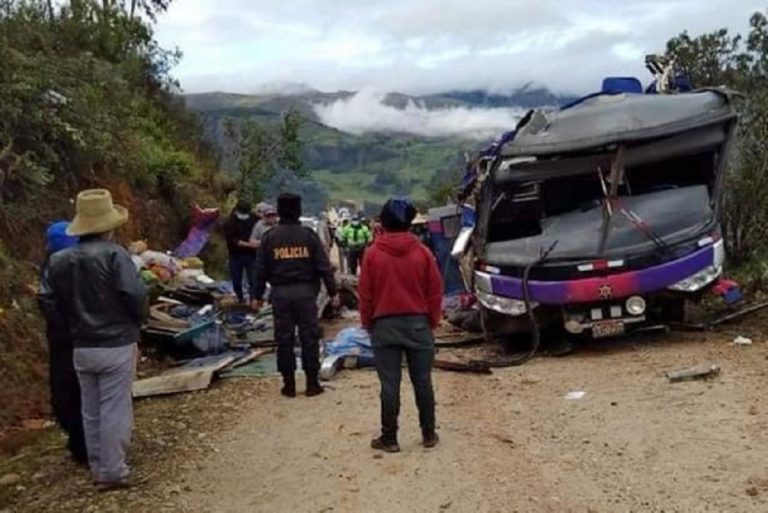 autobus fuori strada in perù