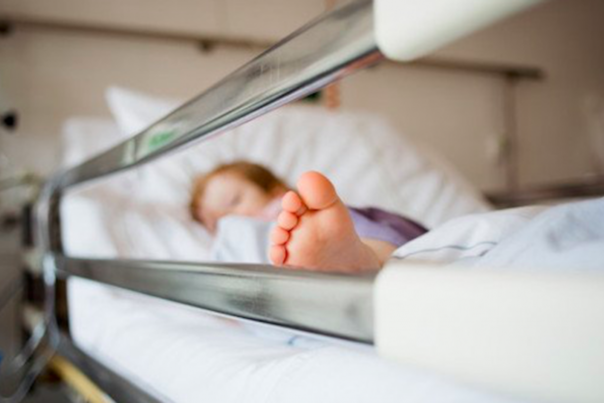 Bambina di 5 anni morta per ustioni la madre non la porta in ospedale