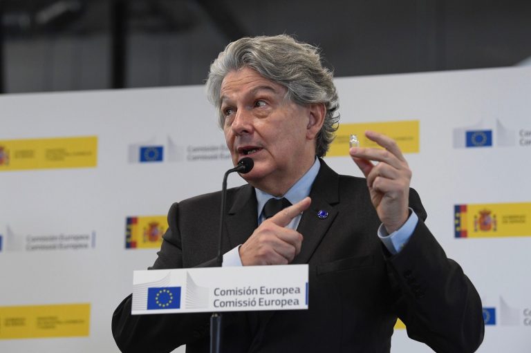 Vaccini, Breton annuncia il rischio di non rinnovo per il contratto con Astrazeneca