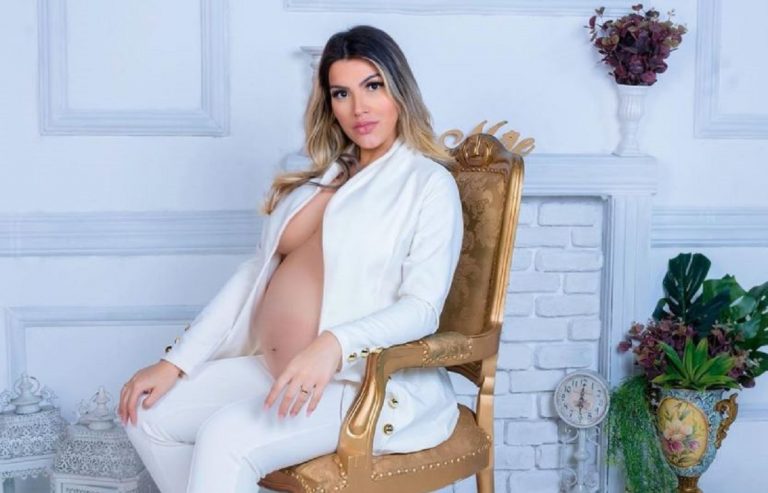 Influencer si filma mentre mangia la placenta