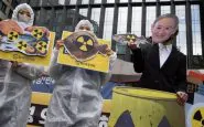 Acqua contaminata della centrale nucleare di Fukushima sversata in mare, la decisione