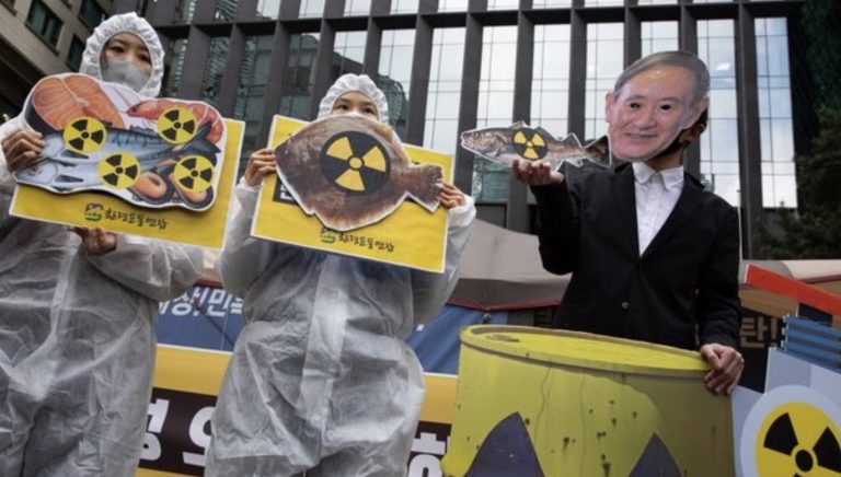 Acqua contaminata della centrale nucleare di Fukushima sversata in mare, la decisione