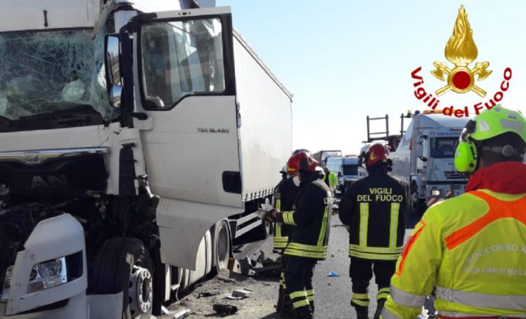 Incidente tre camion a13