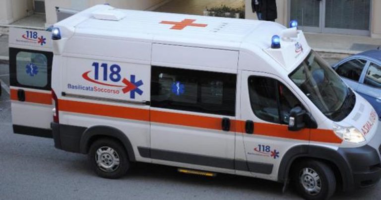 Investita da auto, caccia al pirata della strada