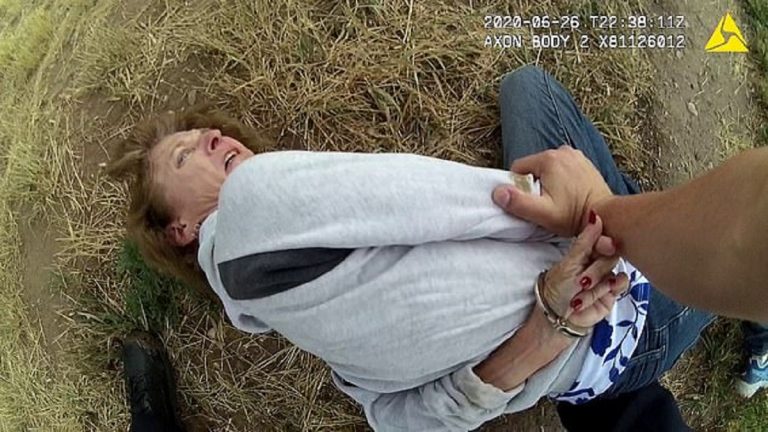 Donna americana con demenza senile ferita da poliziotti