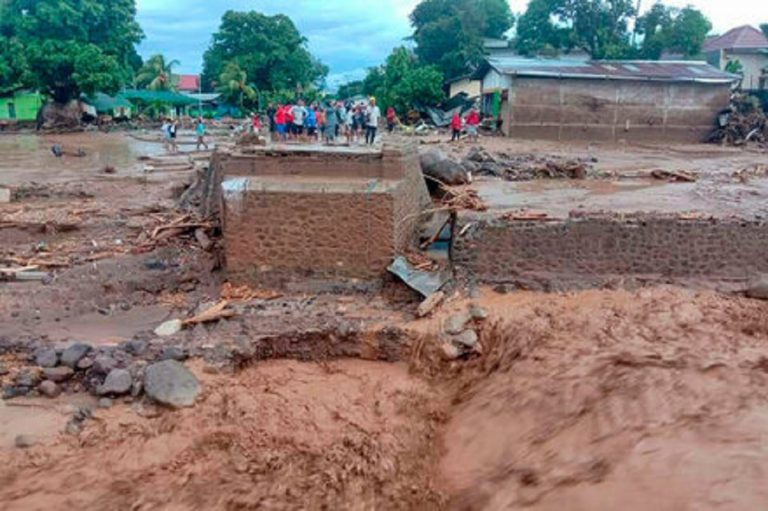 morti inondazioni indonesia