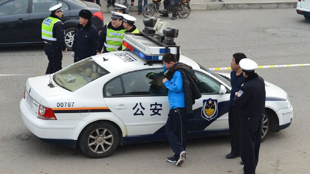 La polizia cinese sta effettuando i rilievi sul luogo del drammatico incidente