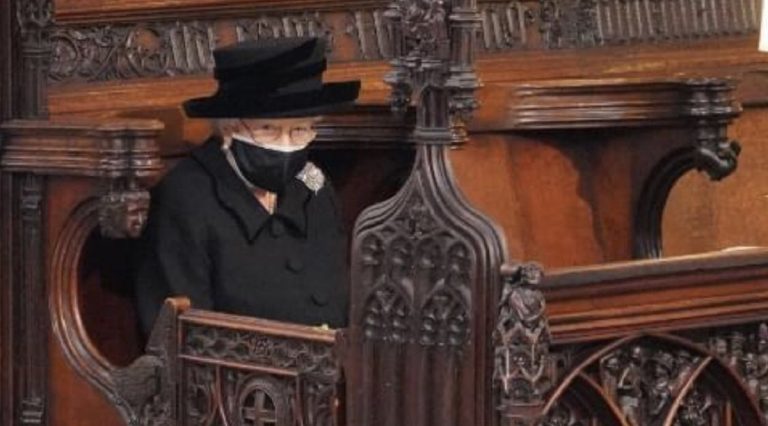 Il significato della spilla indossata dalla Regina Elisabetta al funerale del marito