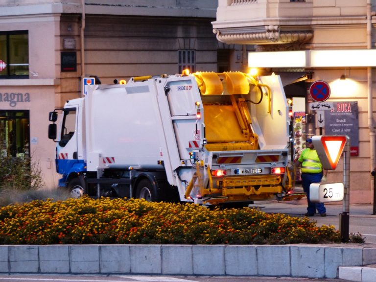 Un camion compattatore in una città europea