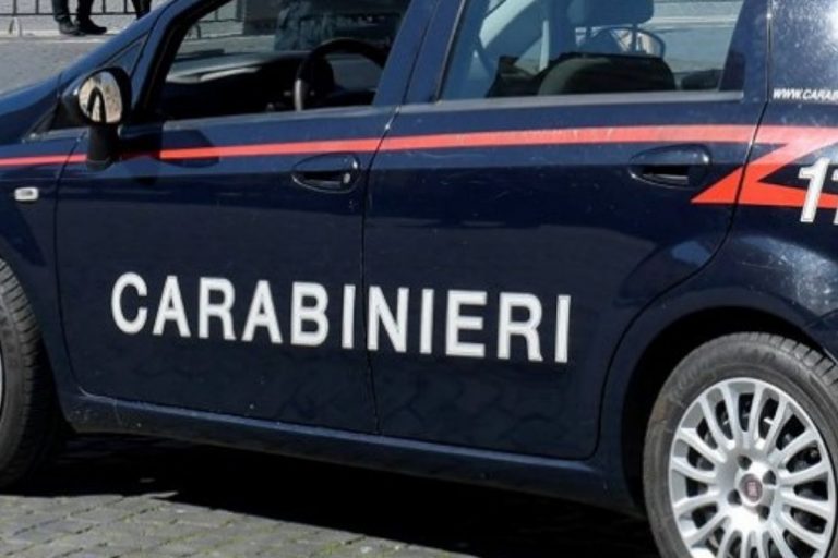 uccide madre si impicca