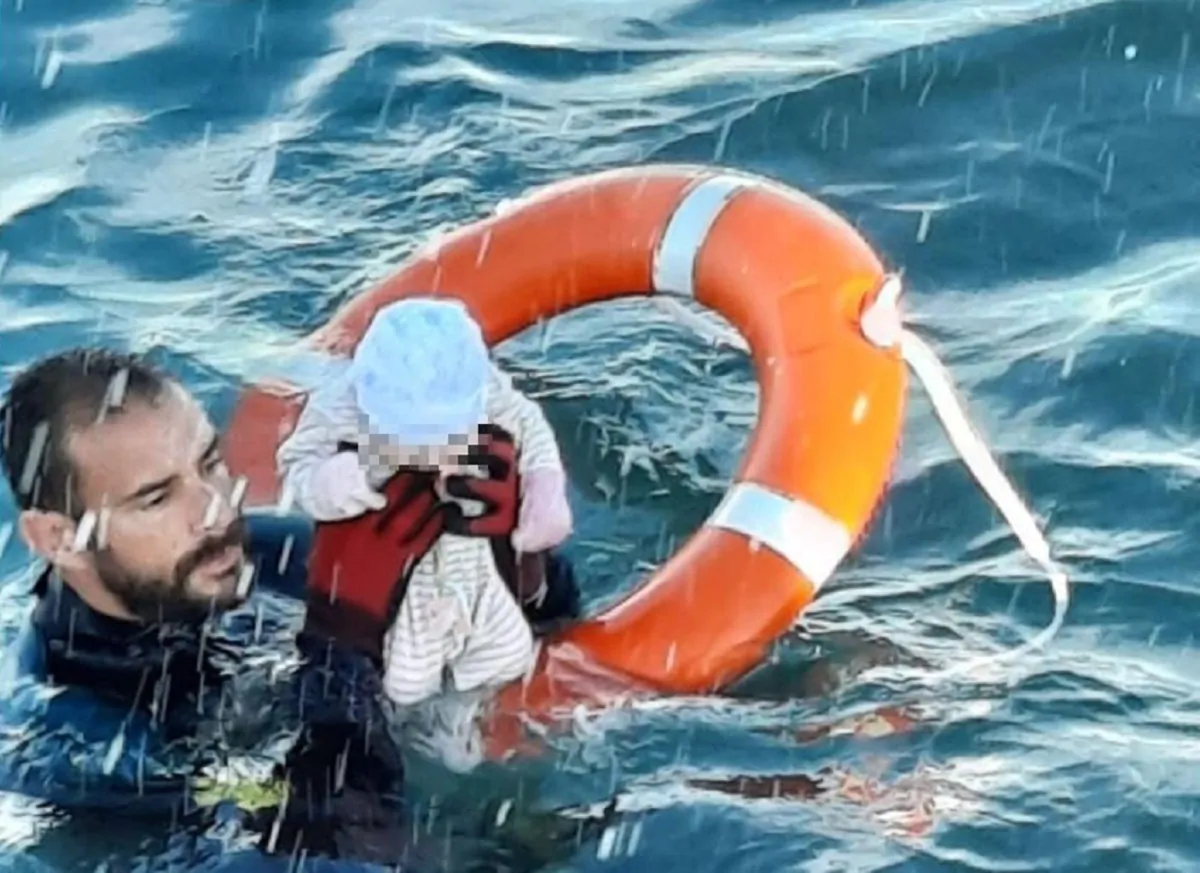 Foto di neonato salvato in mare è fotomontaggio?