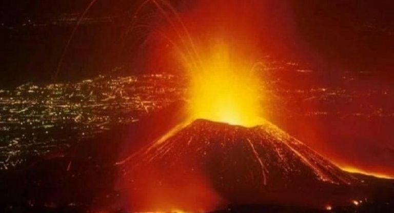 Il Nyragongo nel pieno dell'eruzione