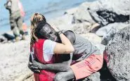 Insultata la volontaria che abbraccia il migrante a Ceuta