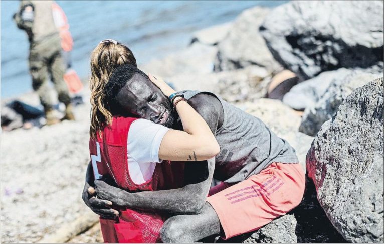 Insultata la volontaria che abbraccia il migrante a Ceuta