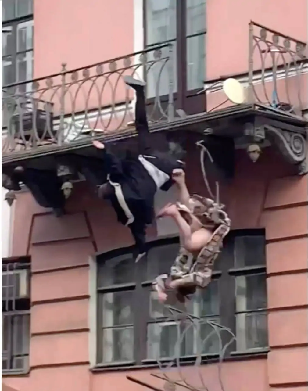 Fidanzati litigano sul balcone cadono