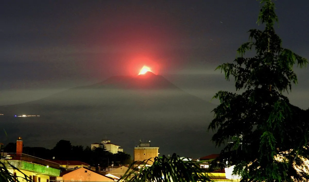 Immagine dell'Etna in parossismo