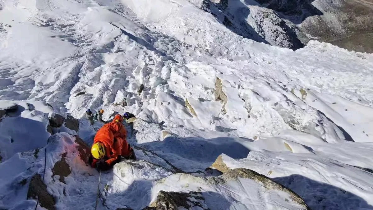 Uno scalatore in azione sull'Everest