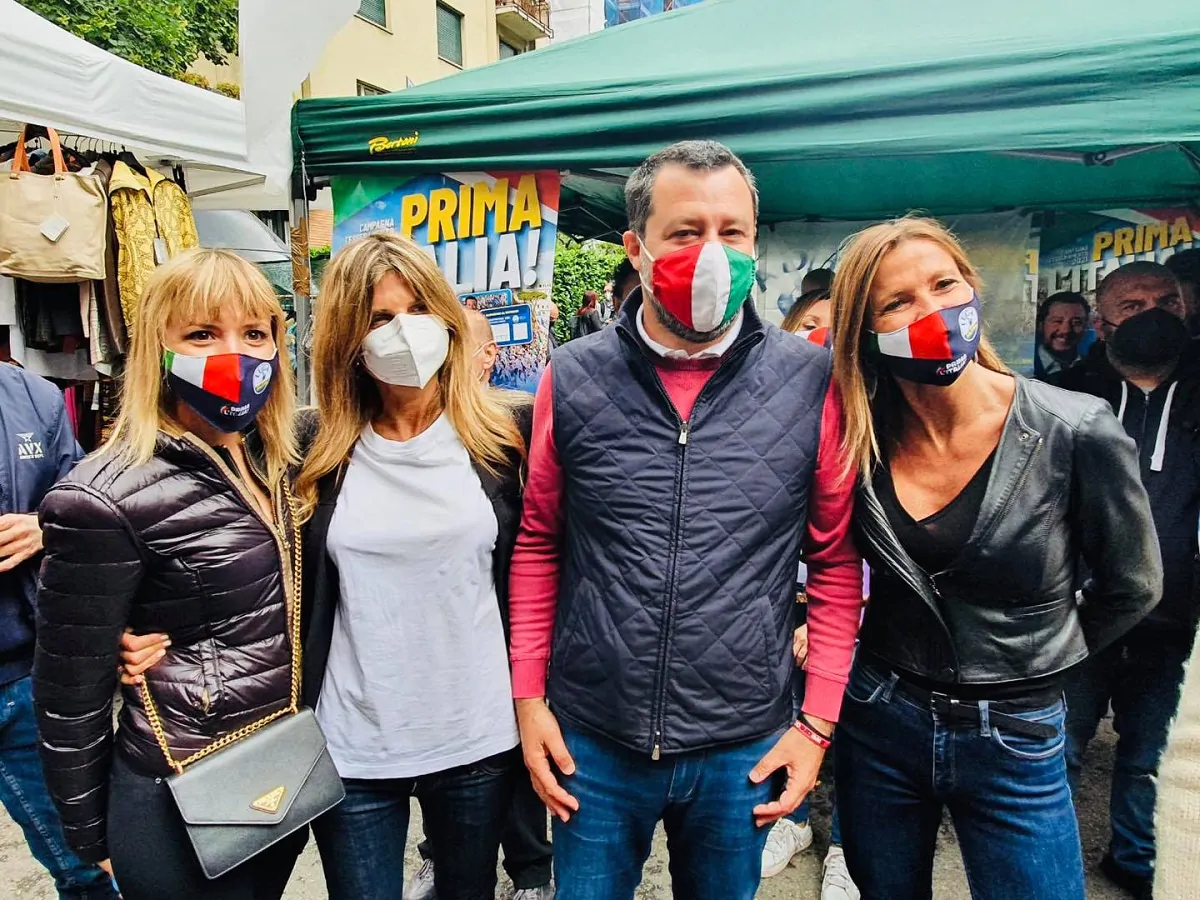 Matteo Salvini presso un gazebo milanese della Lega
