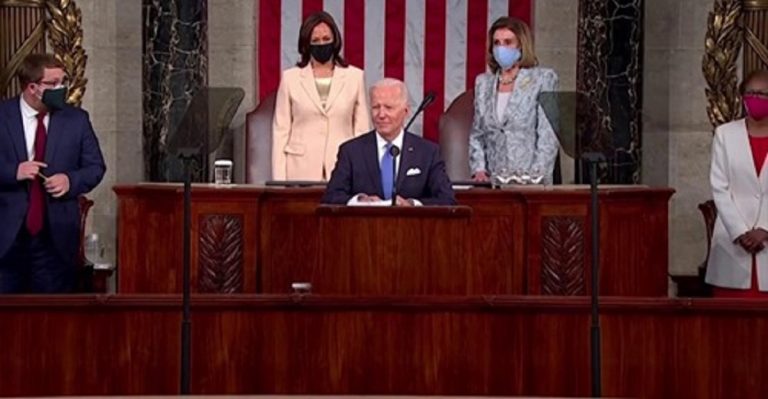 Biden con Harris e Pelosi