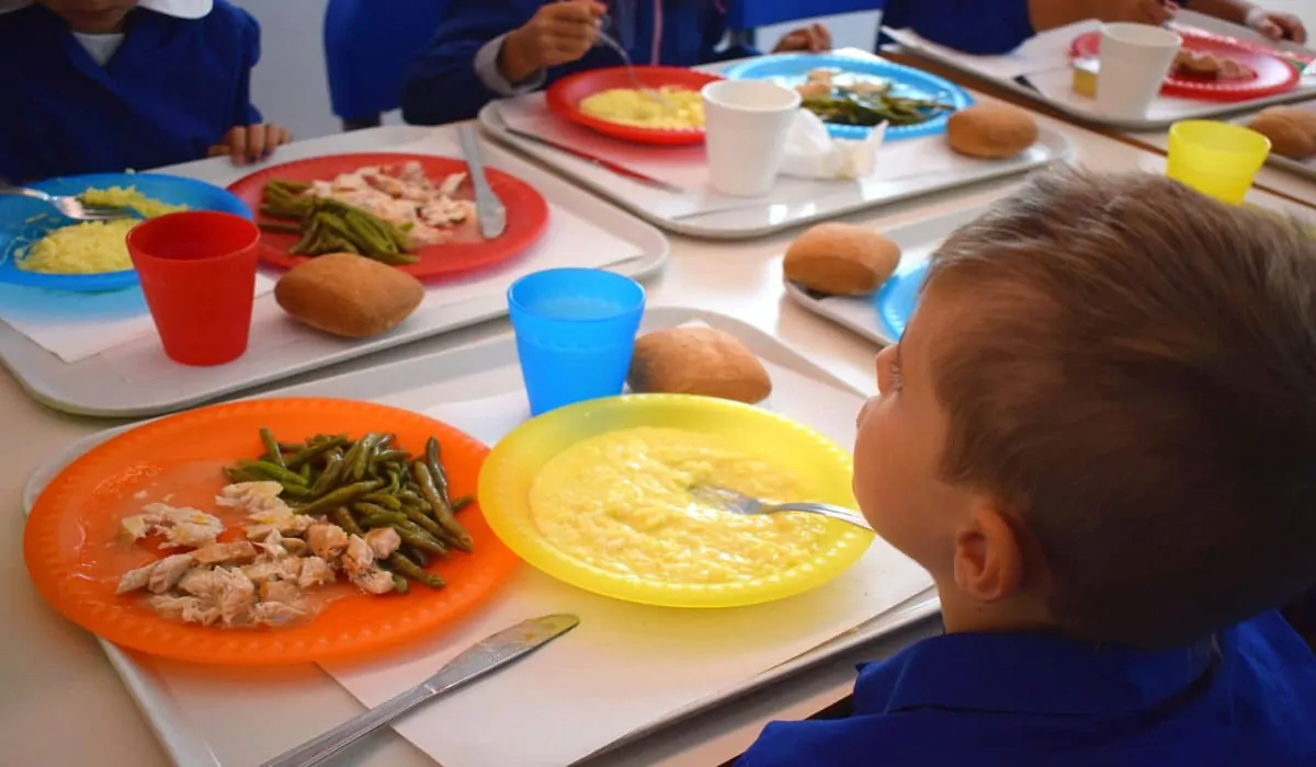 Chiudono le mense scolastiche di Monterotondo: oggetti metallici nel cibo dei bambini