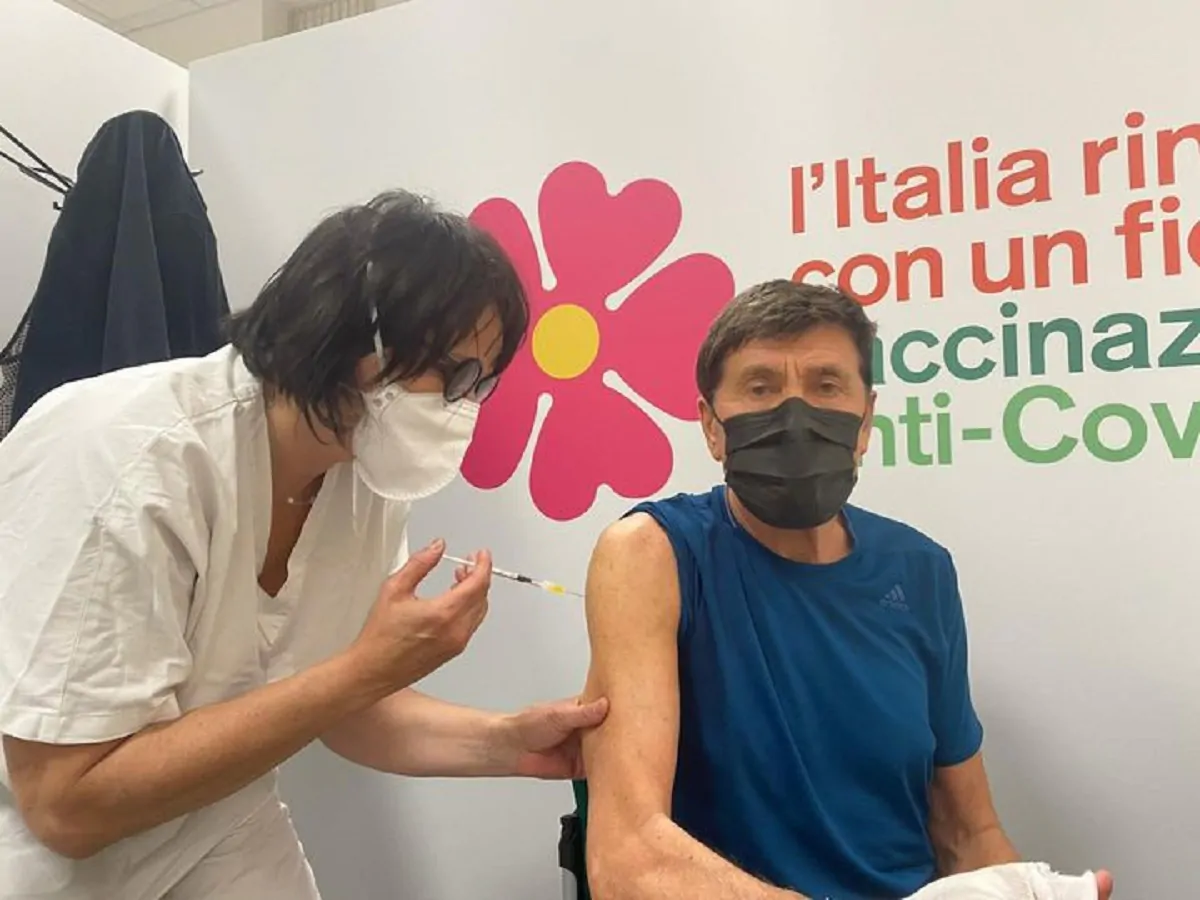 Gianni Morandi si vaccina