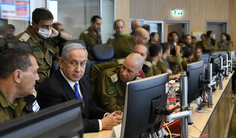 "Bibi" Netanyahu con i suoi generali