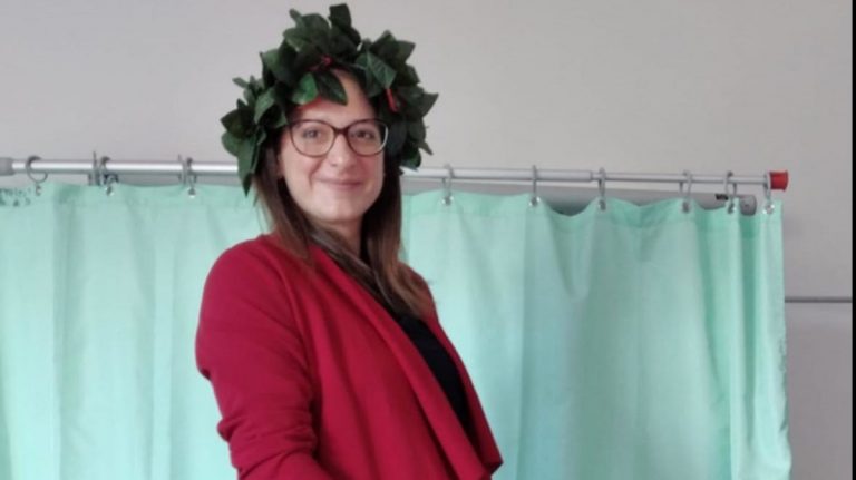 Partorisce e si laurea