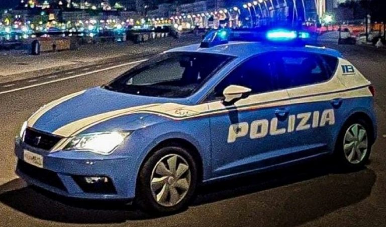 I poliziotti hanno fermato l'accoltellatore