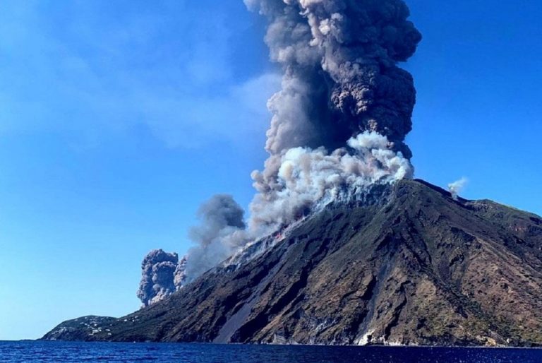 Lo Stromboli che erutta