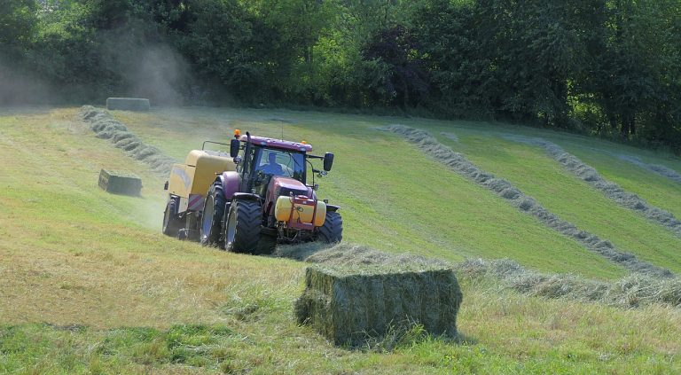 Velletri, incidente sul lavoro: uomo schiacciato da un trattore