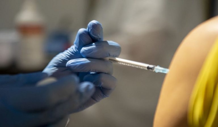 Sicilia, iniziativa open day in campagna vaccinale: "Proteggi te e i nonni"