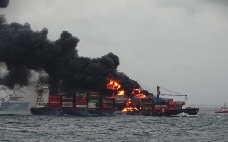 La X-Press Pearl in fiamme