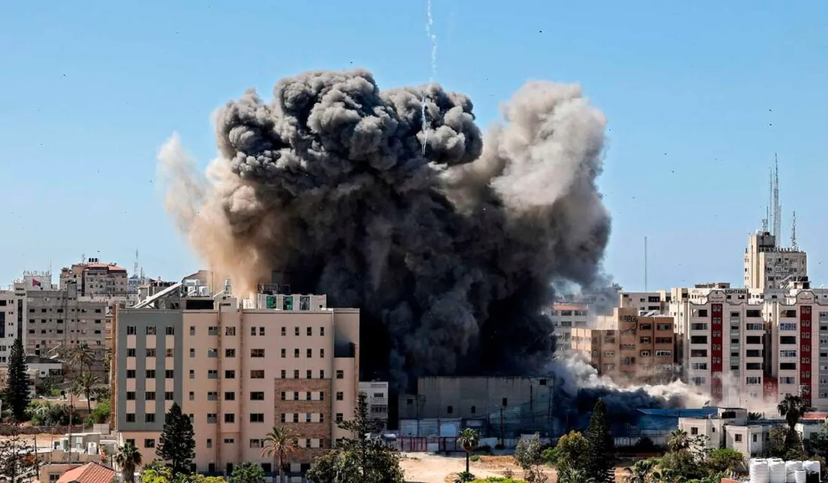 bombardamenti gaza, colpito il grattacielo di al-jala
