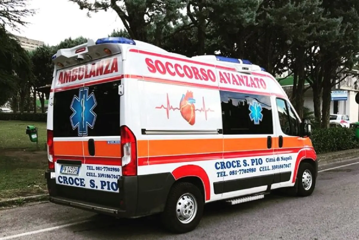 Ambulanza di Croce San Pio investe poliziotto